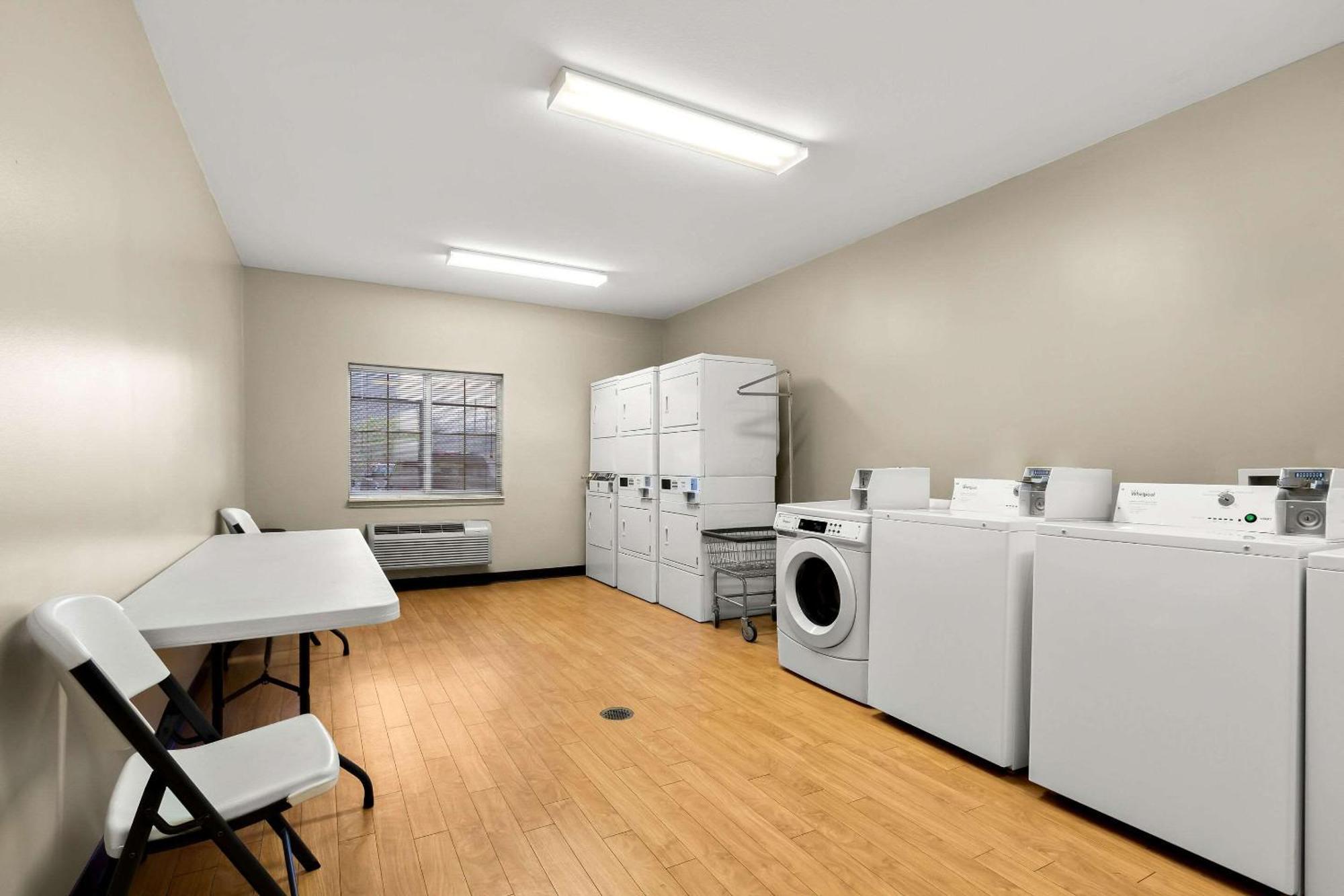 Suburban Studios Morgantown Extérieur photo